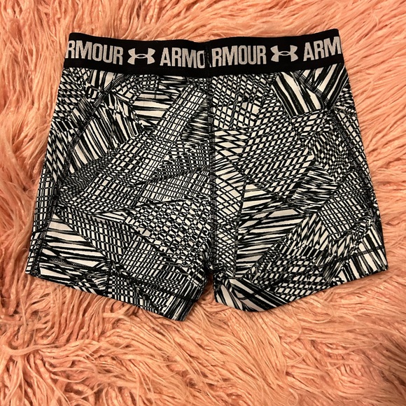 Under Armour black and white pattern shorties - Picture 2 of 2
